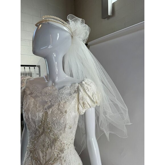 Vintage Lace Bridal Veil With Wired Hem & Pearl Headband main image 8